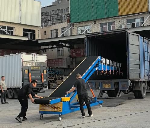 Ground-level loading with a hydraulic conveyor