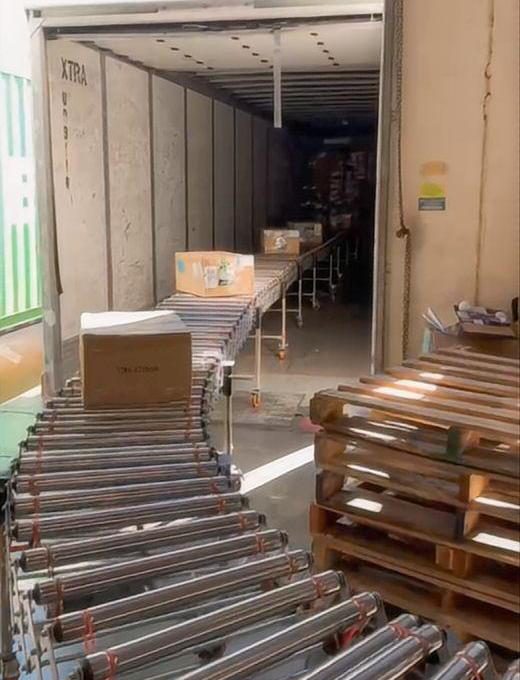 Container loading with a telescopic roller conveyor