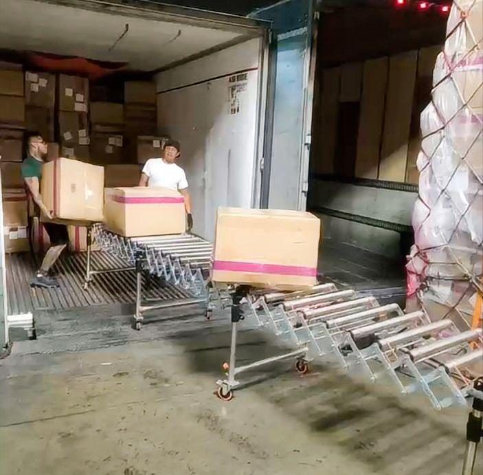Dock-level loading with a telescopic roller conveyor